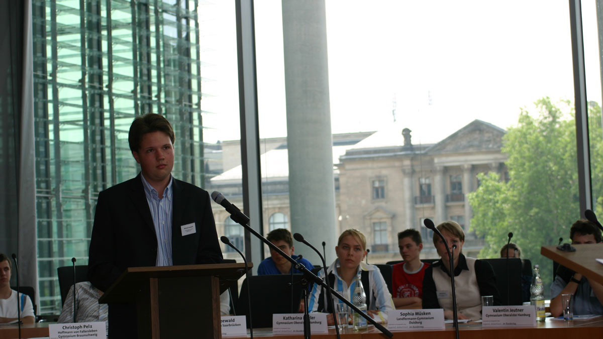 Jugend debattiert mit Spitzenkandidaten Debattant am Pult